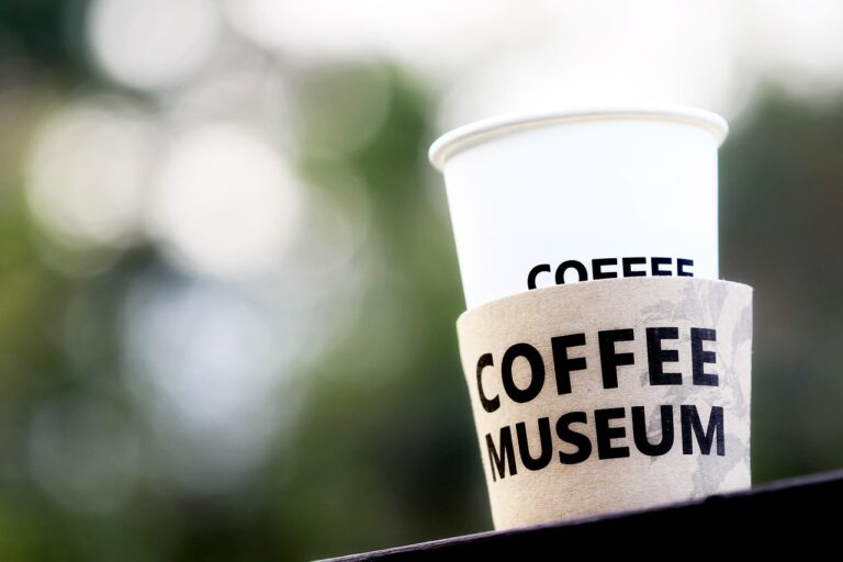 Sådan designer du et feminint brand: Personligt logo på kaffebæger og låg